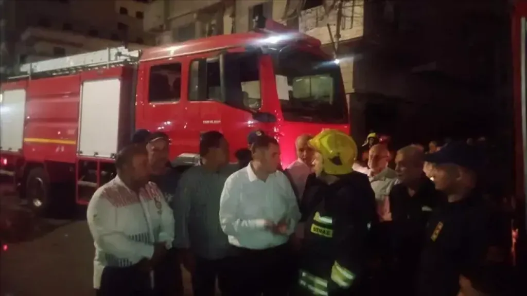 محافظ دمياط يتابع ميدانيًا إخماد حريق بمخزن أخشاب في أرض أبو هندية