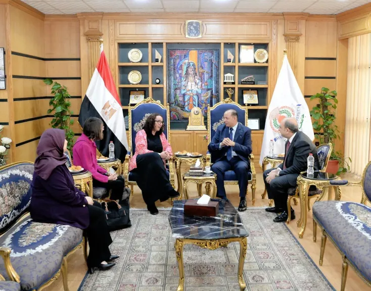 رئيس جامعة المنصورة يستقبل وفد مانشستر البريطانية