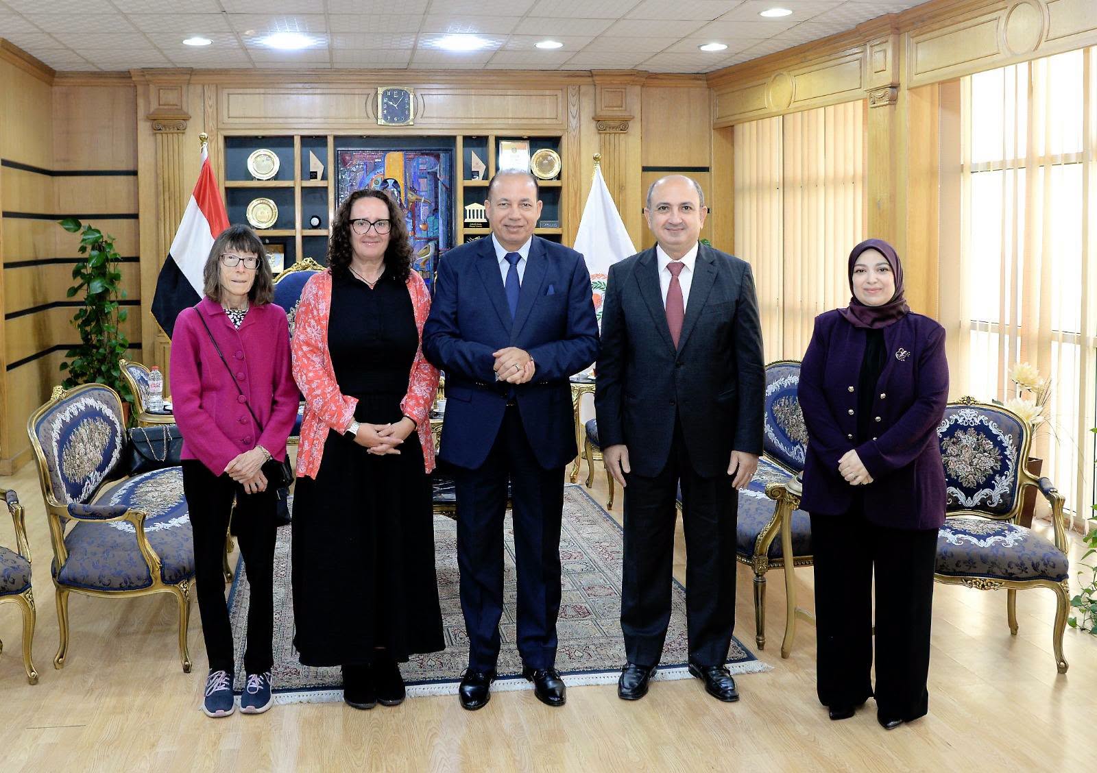 رئيس جامعة المنصورة يستقبل وفد مانشستر البريطانية بالتزامن مع تخريج دفعة جديدة من طب الأسنان